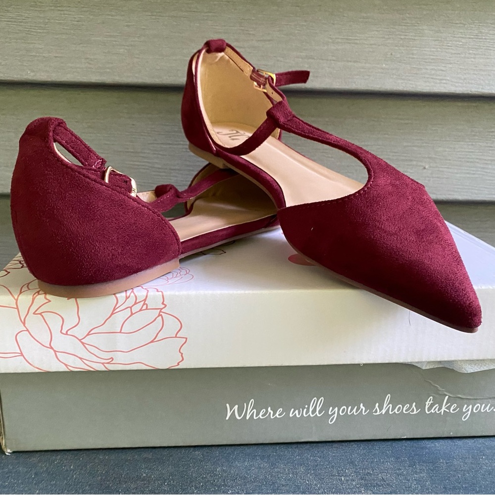 Women’s size 8 flat dress shoes
